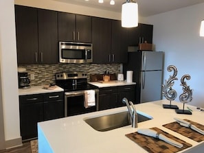Standard Apartment, 2 Bedrooms, Kitchen, Pool View | Private kitchen | Fridge, microwave, oven, stovetop - Midtown 301 (Nashville)