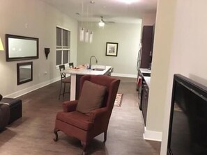 Departamento estándar, 1 habitación, cocina | Área de sala de estar | Televisión de pantalla plana y reproductor de DVD 
