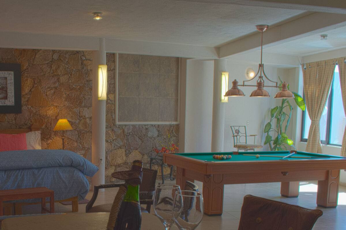 Chambre Confort, 1 très grand lit, vue piscine, niveau Exécutif