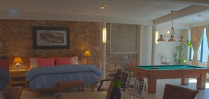 Comfort-huone, 1 suuri parisänky, näköala uima-altaalle, executive-taso | 1 makuuhuone, ylelliset vuodevaatteet, tallelokero huoneessa, työpöytä