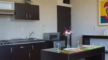 Suite Studio Exécutive, 1 trÚs grand lit, accessible aux personnes à mobilité réduite, vue ville | Cuisine privée | Réfrigérateur, micro-ondes, cafetiÚre/bouilloire