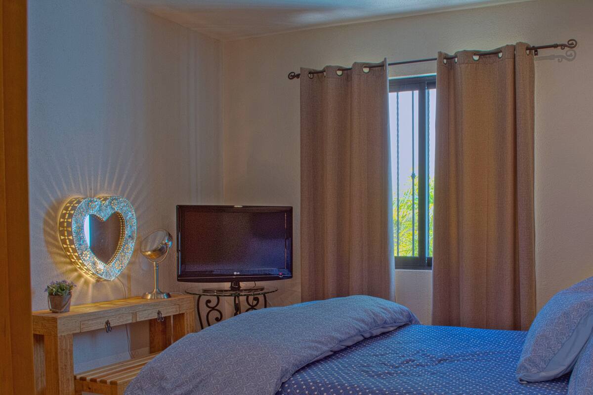 Chambre Confort, 1 grand lit et 1 canapé-lit, en bord de piscine