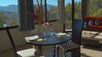 Suite Studio Exécutive, 1 trÚs grand lit, accessible aux personnes à mobilité réduite, vue ville | Restauration dans la chambre