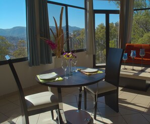 Executive-studiosviitti, 1 suuri parisänky, esteetön, kaupunkinäköala | Ruokailu omassa huoneessa