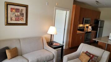 Departamento estándar, 2 habitaciones | Área de sala de estar | Televisión de pantalla plana