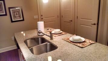 Departamento estándar, 2 habitaciones | Cocina privada | Refrigerador, microondas y cafetera y tetera