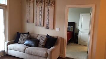 Departamento estándar, 2 habitaciones | Sala de estar | Televisión de pantalla plana