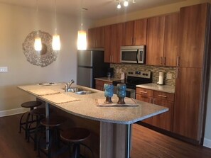 Standaard appartement, 2 slaapkamers | Privékeuken | Een koelkast, een magnetron, een oven, een kookplaat