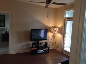 Standaard appartement, 2 slaapkamers | Woonruimte | Een flatscreentelevisie