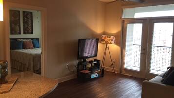 Departamento estándar, 2 habitaciones | Área de sala de estar | Televisión de pantalla plana