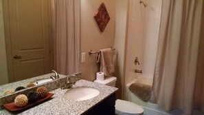 Standard Apartment, 2 Bedrooms, Kitchen | Bathroom | Combined shower/tub, towels