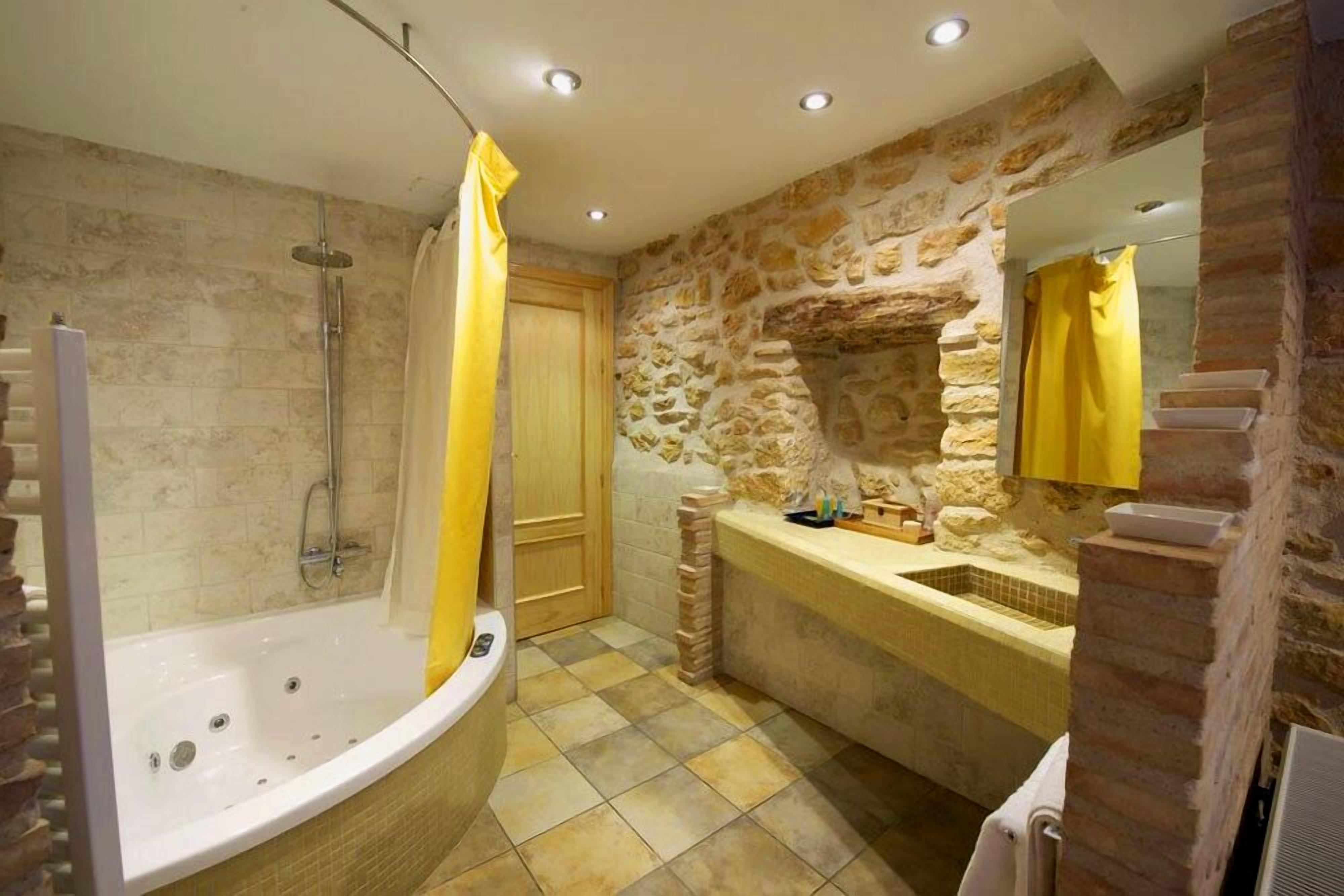 deluxe double room | bathroom | shower, free toiletries, hair dryer, towels