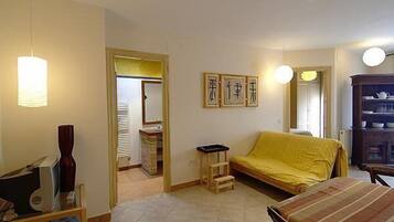 Habitación familiar, terraza | Cortinas opacas, wifi gratis, ropa de cama