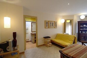 Family Room, Terrace | Blackout drapes, free WiFi, bed sheets - Posada Guadalupe (Monroyo)