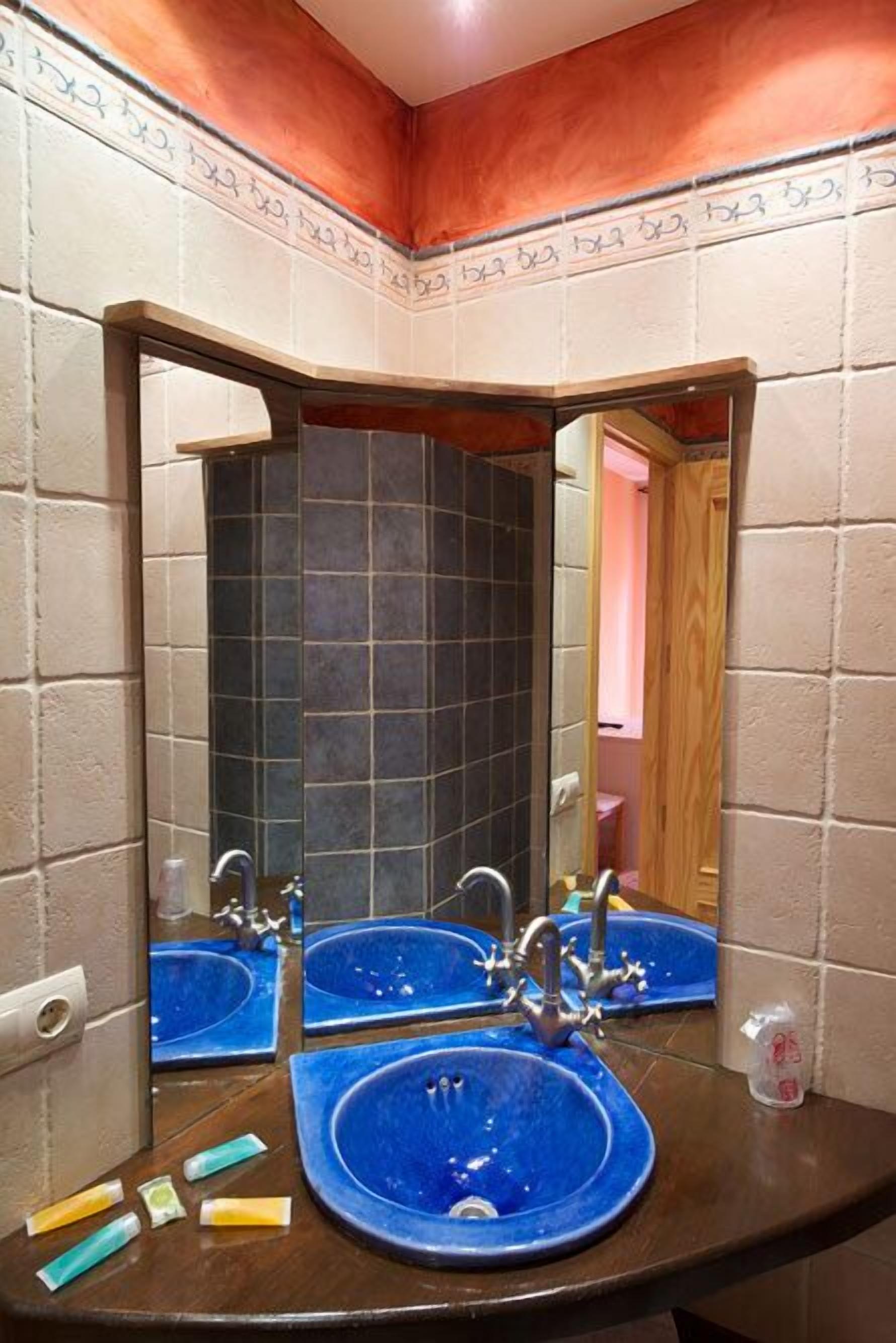 standard double room | bathroom sink