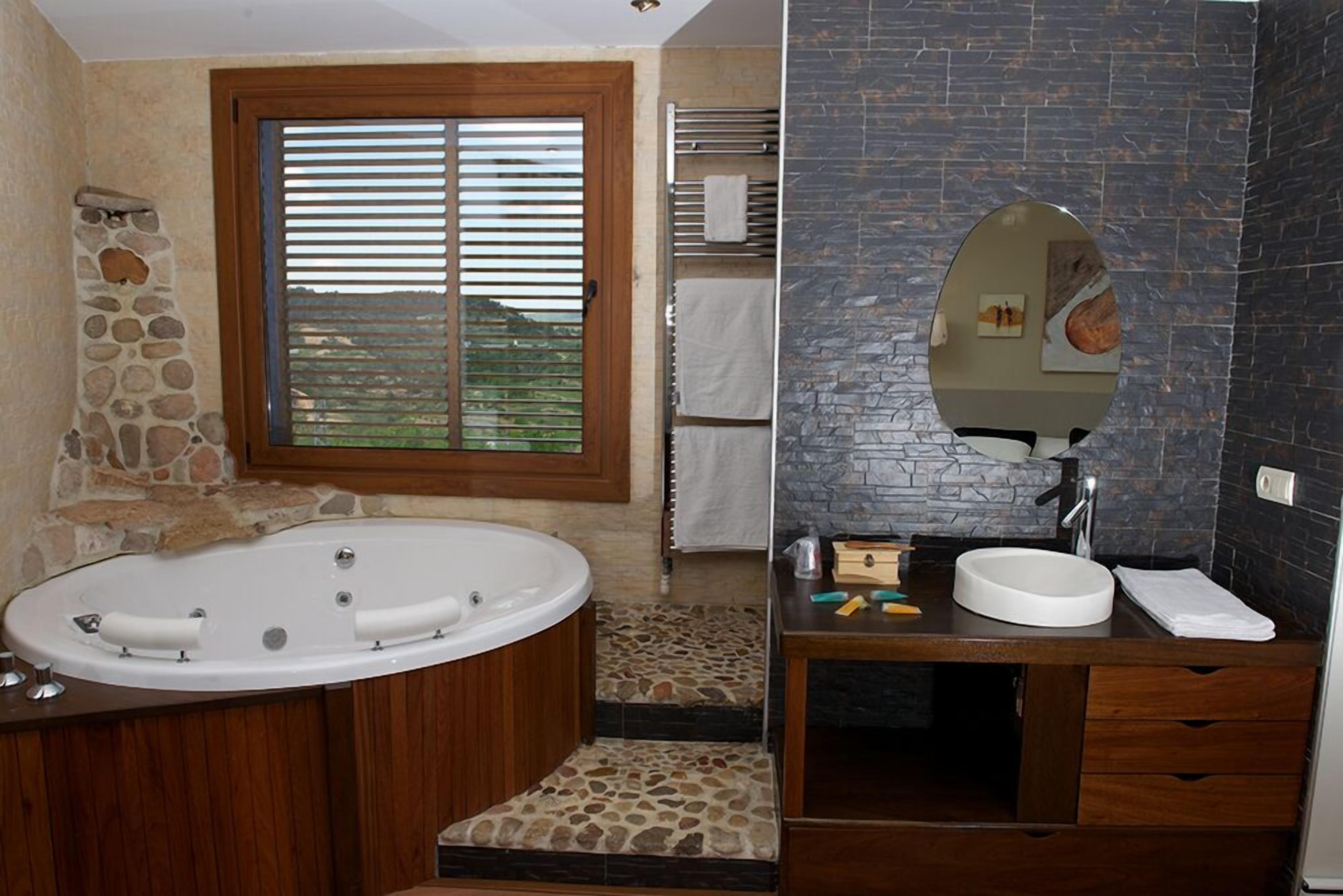 deluxe double room | bathroom | shower, free toiletries, hair dryer, towels
