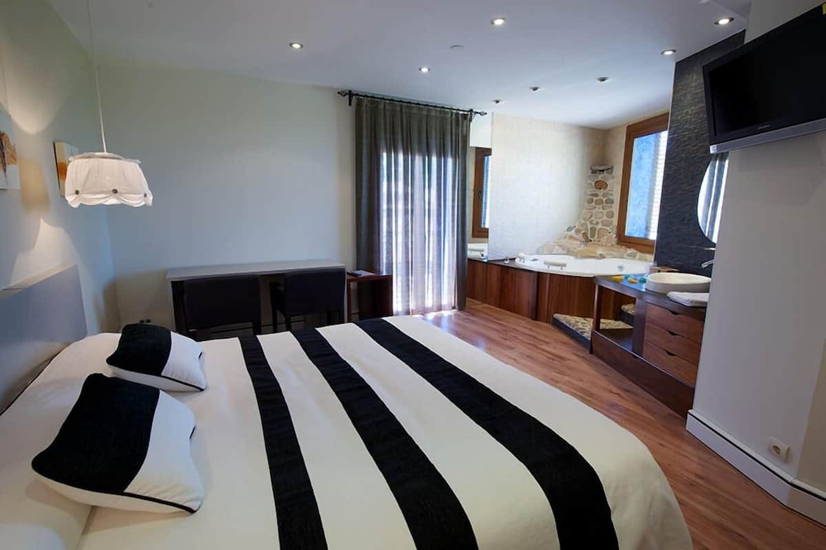 Blackout drapes, free WiFi, bed sheets
