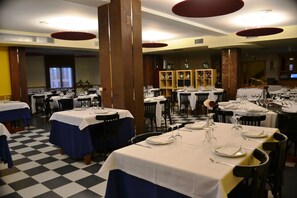 Se sirven desayunos, almuerzos y cenas; cocina mediterránea