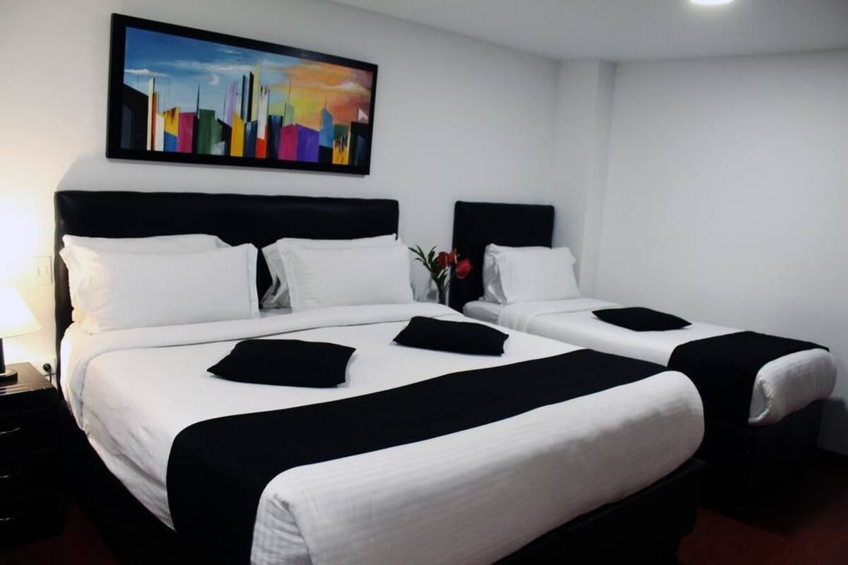 Deluxe driepersoonskamer | Een bureau, geluiddichte muren, een strijkplank/strijkijzer, gratis wifi