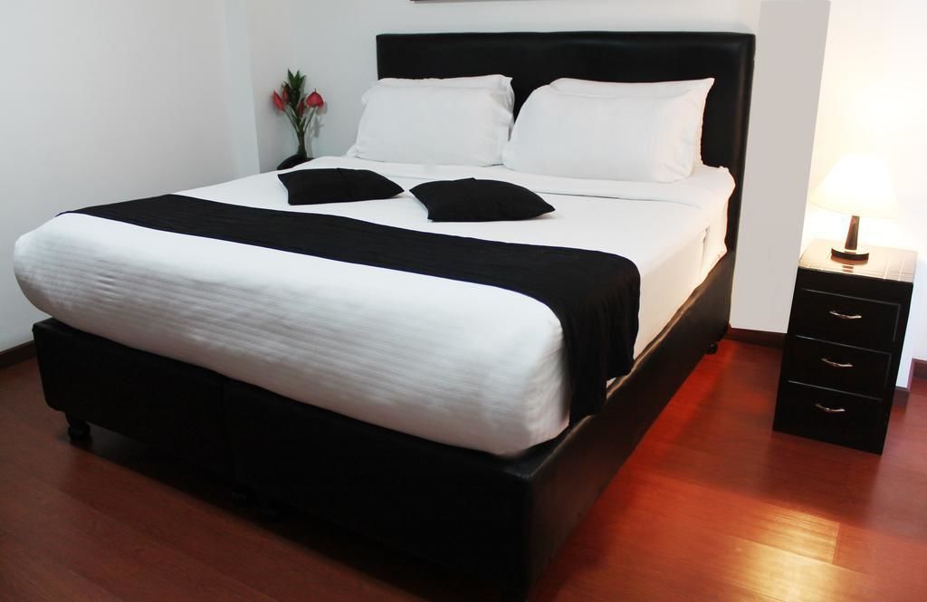 Escritorio, sistema de insonorización y tabla de planchar con plancha 