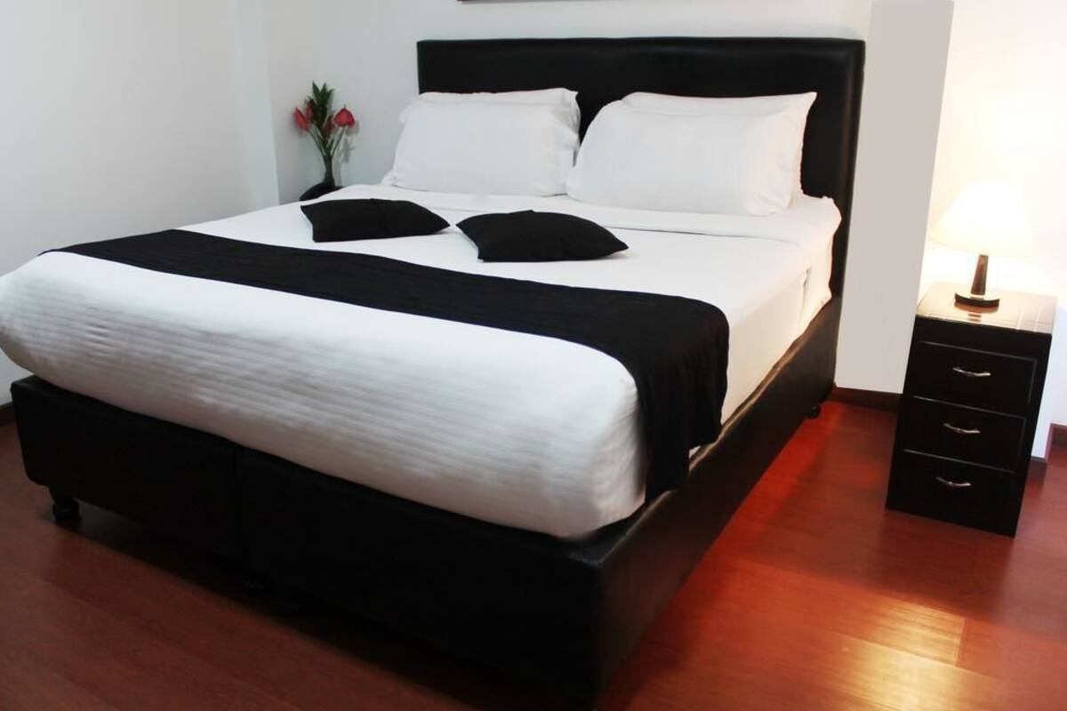 Deluxe eenpersoonskamer | Een bureau, geluiddichte muren, een strijkplank/strijkijzer, gratis wifi