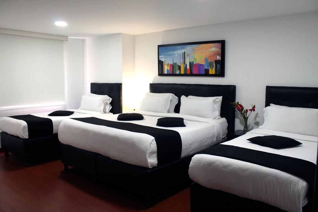 Escritorio, sistema de insonorización y tabla de planchar con plancha 