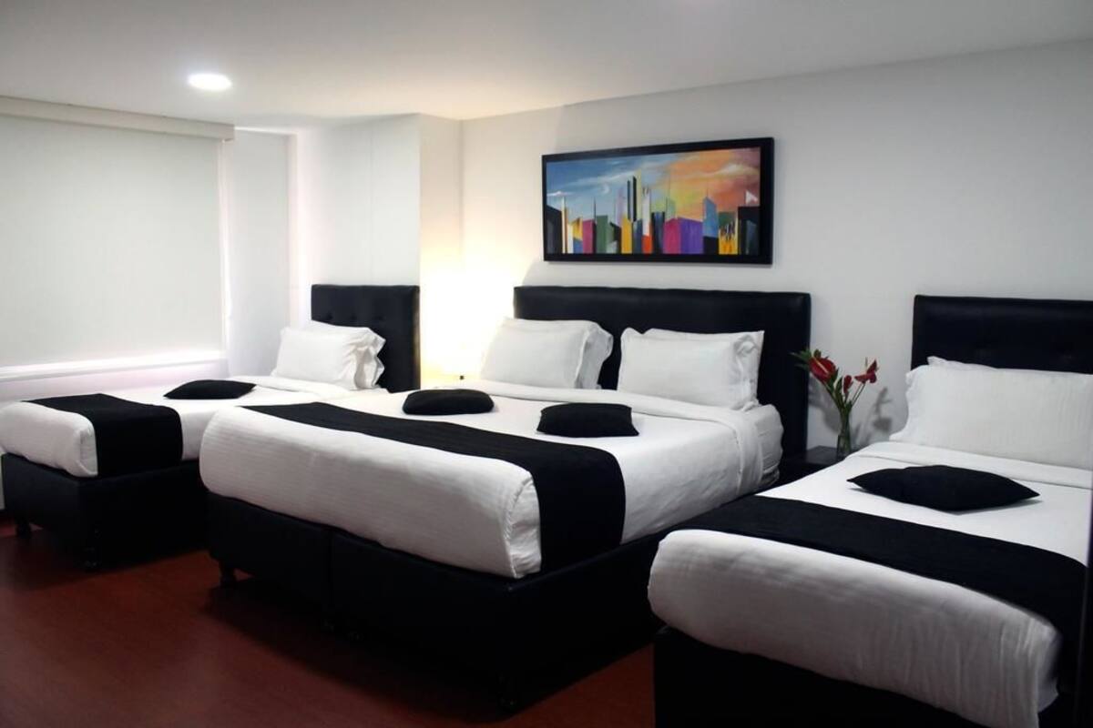 Deluxe vierpersoonskamer | Een bureau, geluiddichte muren, een strijkplank/strijkijzer, gratis wifi