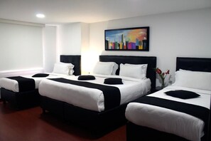 Deluxe vierpersoonskamer | Een bureau, geluiddichte muren, een strijkplank/strijkijzer, gratis wifi