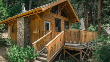 Luxury Cabin, 1 Queen Bed | Free cots/infant beds, rollaway beds, bed sheets