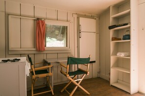 Honeymoon | Free cribs/infant beds, rollaway beds, bed sheets