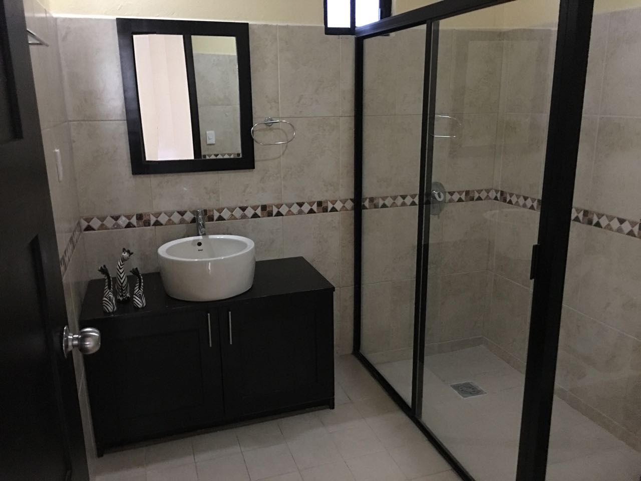 Departamento familiar, 4 habitaciones, cocineta | Baño | Regadera, amenidades de baño gratuitas, toallas 