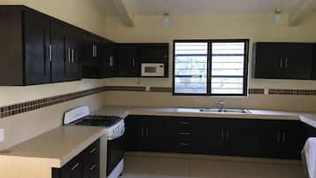 Family Apartment, 4 Bedrooms, Kitchenette | Private kitchenette | Fridge, microwave, oven, stovetop