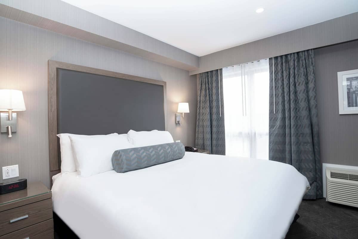 Standard-svíta - 1 stórt tvíbreitt rúm með svefnsófa - eldhúskrókur | Rúmföt af bestu gerð, öryggishólf í herbergi, skrifborð