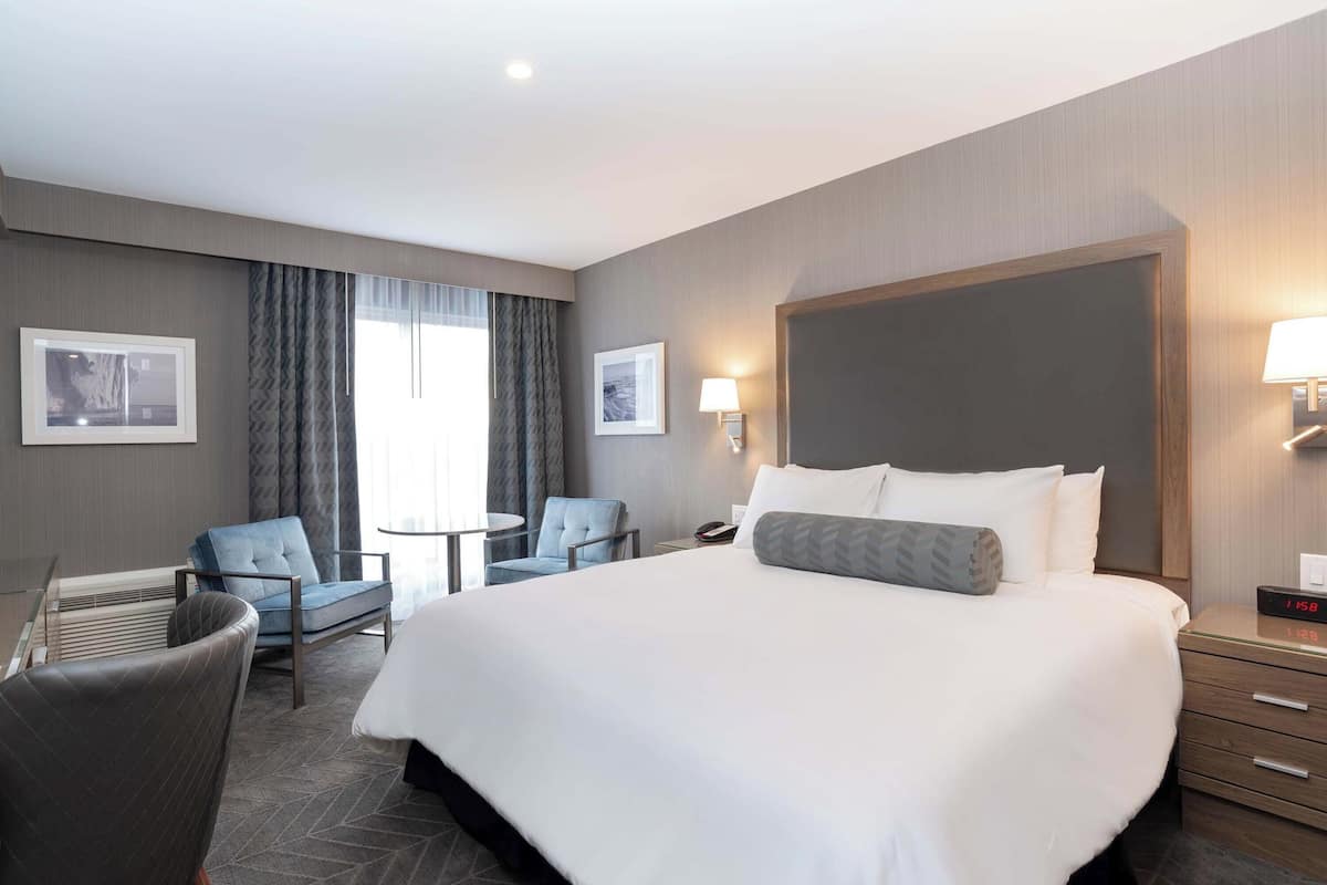 Standard-herbergi - 1 stórt tvíbreitt rúm | Rúmföt af bestu gerð, öryggishólf í herbergi, skrifborð