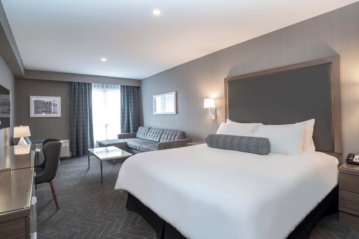 Standard-herbergi - 1 stórt tvíbreitt rúm með svefnsófa | Rúmföt af bestu gerð, öryggishólf í herbergi, skrifborð