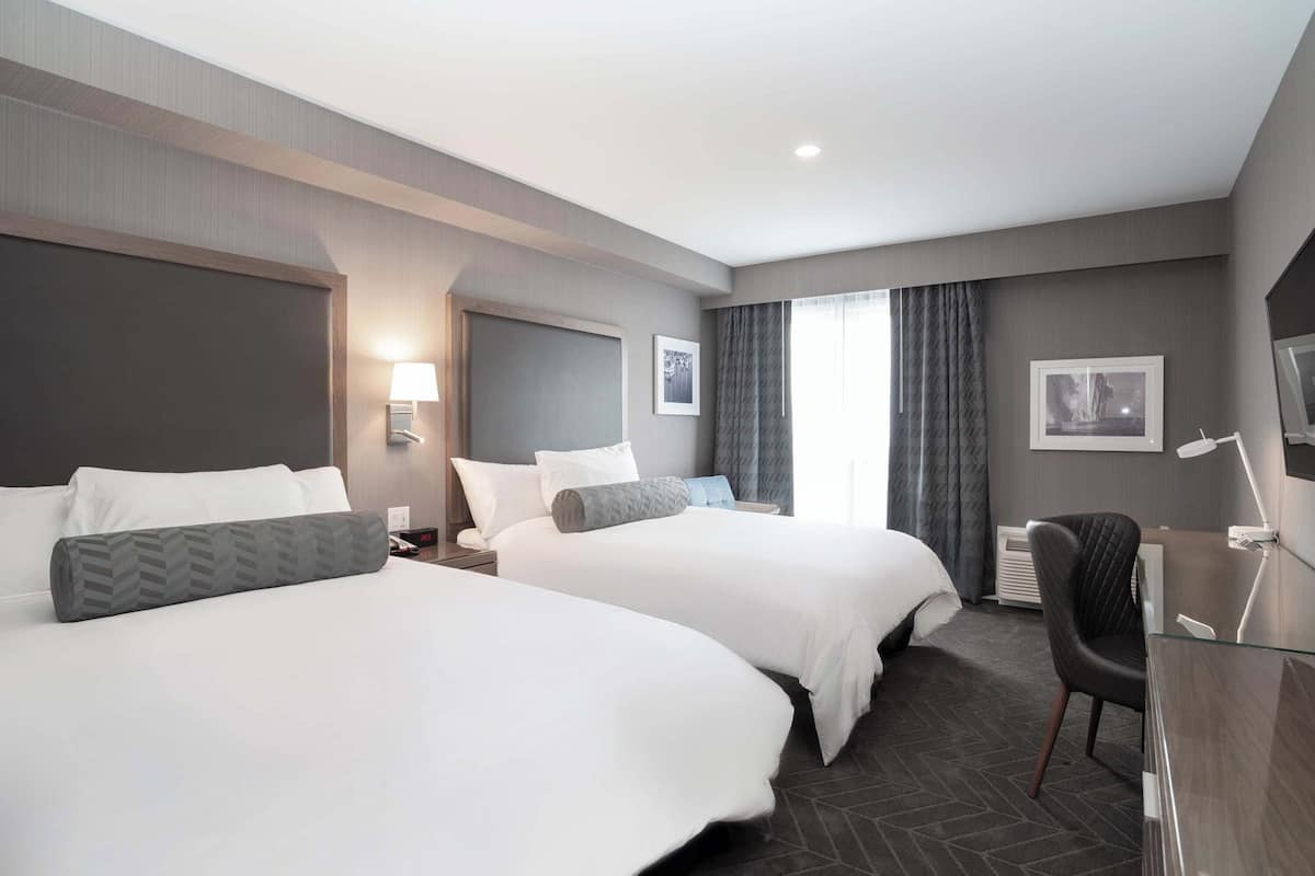 Standard-herbergi - 2 meðalstór tvíbreið rúm | Rúmföt af bestu gerð, öryggishólf í herbergi, skrifborð