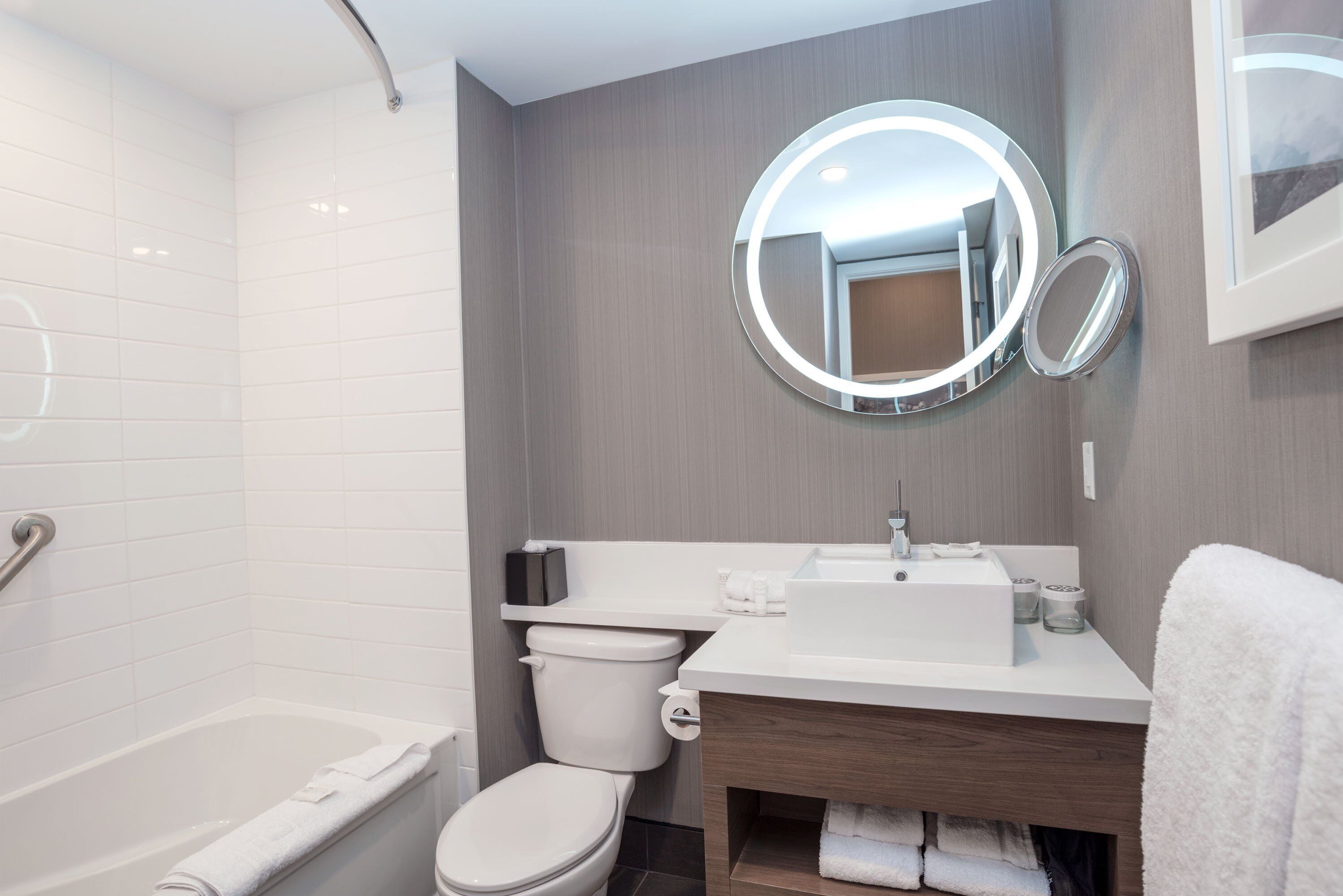 combined shower/bathtub, rainfall showerhead, free toiletries