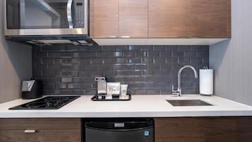 Standard-sviitti, 1 suuri parisänky ja vuodesohva, keittotila | Yksityinen keittonurkkaus | Jääkaappi, mikroaaltouuni, kahvin-/teenkeitin