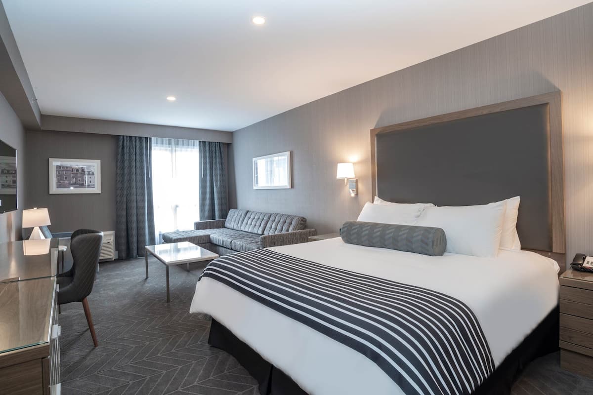 Habitación estándar, 1 cama de matrimonio grande con sofá cama | 1 dormitorio, ropa de cama de alta calidad, caja fuerte y escritorio