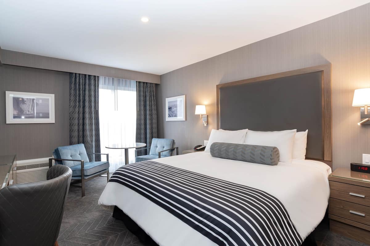 Standardzimmer, 1 King-Bett | 1 Schlafzimmer, hochwertige Bettwaren, Zimmersafe, Schreibtisch