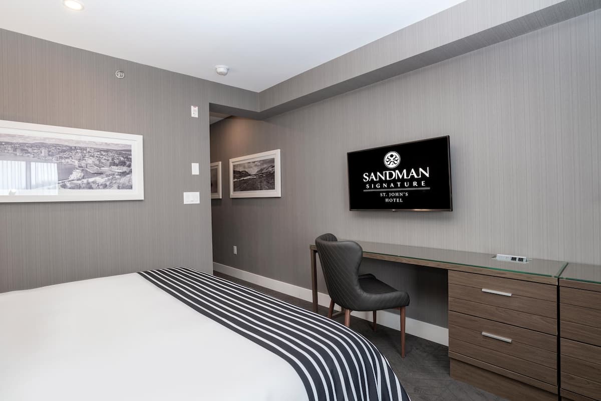 Habitación estándar, 1 cama de matrimonio grande | 1 dormitorio, ropa de cama de alta calidad, caja fuerte y escritorio