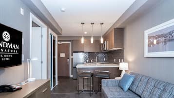 Suite estándar, 1 cama de matrimonio grande, cocina | Ropa de cama de alta calidad, caja fuerte, escritorio