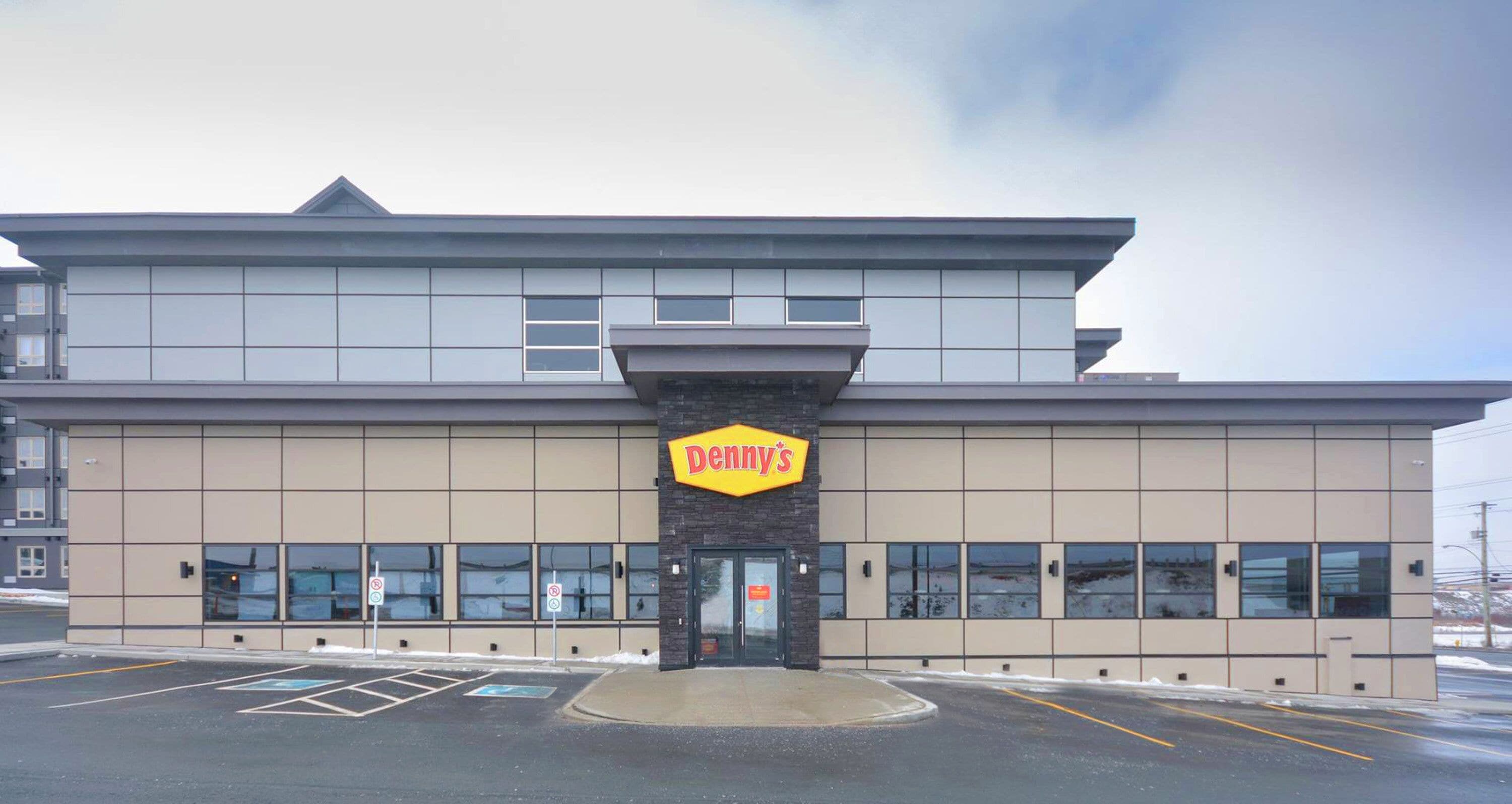 2 restaurants, breakfast served