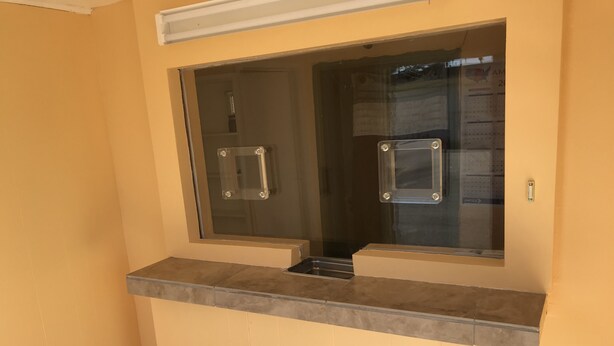 Un espacio pequeño y cerrado con un mostrador y una puerta, probablemente un cuarto de servicio o utilidades.