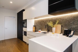 Superior One Bedroom Apartment | Yksityinen keittiö | Kahvin-/teenkeitin, täysikokoinen jääkaappi, mikroaaltouuni, uuni