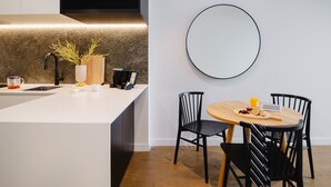 Apartamento, 1 habitación | Cocina privada | Cafetera o tetera, frigorífico grande, microondas y horno