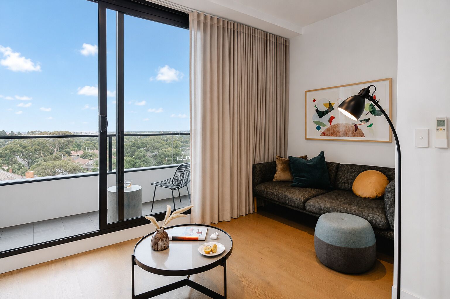 Superior One Bedroom Apartment | Khu phòng khách | TV màn hình phẳng 