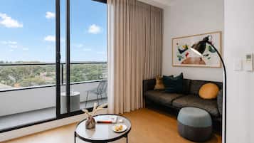 Superior One Bedroom Apartment | Khu phòng khách | TV màn hình phẳng