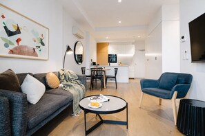 Two Bedroom Apartment | 1 bedroom, premium bedding, desk, iron/ironing board - Punthill Ivanhoe (Ivanhoe)