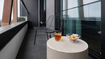 Superior One Bedroom Apartment | Balcón